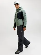 Pantalón técnico de ski Jack & Jones, impermeable y cortaviento, con corte holgado. Presenta bolsillos cargo laterales con solapa y cierre de velcro, bolsillos frontales y logo de la marca estampado en el muslo. Incluye polainas internas y refuerzos en los ruedos para protección contra la nieve.