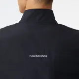 Campera deportiva negra con cierre frontal, cuello alto y logo de New Balance estampado en el pecho.