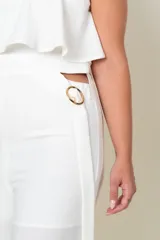 Mono blanco de crepe de seda con corte en la cintura, volados en el busto y espalda y detalle de perlas en los breteles.