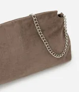 Cartera tipo clutch de tamaño mediano con formato trapecio, confeccionada en material sintético con textura de gamuza y acabado tipo crocco. Cuenta con una correa de cadena metálica plateada y cierre mediante botones.