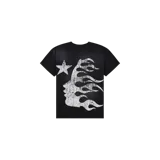 Remera negra de manga corta con cuello redondo y diseño gráfico estampado en blanco en el frente que simula un rostro combinado con llamas y una estrella.