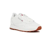 Championes Reebok Classic Leather blancos con suela de goma color caramelo y detalles en rojo.