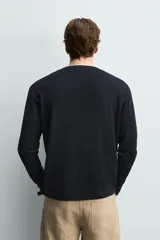 Sweater de punto relaxed fit confeccionado en hilatura con viscosa de tacto suave, color marrón, con cuello redondo y manga larga. Cuenta con acabados en rib.