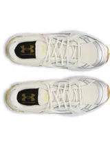 Championes deportivos UA Sola con diseño retro-futurista. Presentan una combinación de malla técnica y superposiciones sintéticas en tonos crema, con detalles en plateado metalizado, amarillo vibrante y azul claro. Incluyen entresuela de EVA acolchada y suela de goma color caramelo.