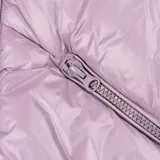 Campera puffer lila, acolchada y liviana, con capucha, cierre frontal, puños elásticos y dos bolsillos con cierre.