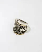 Anillo ancho de plata 925 con dublé de oro y circonitas blancas.