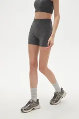Short deportivo de calce ajustado, confeccionado en tejido de punto sin costuras con efecto melange.