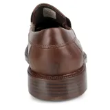 Zapato de vestir tipo mocasín color marrón oscuro, con diseño de costuras frontales y suela de goma negra.