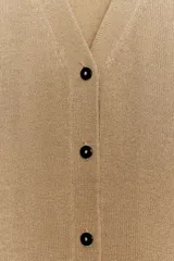 Chaleco de tejido de punto color camel, con escote en V y cierre frontal de botones oscuros.