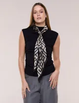 Pañuelo satinado Jessica Mc Clintock con diseño geométrico en tonos negro y beige. Incluye un broche metálico circular con aplique central para ajustar el drapeado.