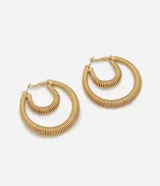 Par de aros dorados con diseño de doble aro en espiral y efecto zigzag.