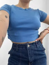 Remera corta de morley con cuello redondo y mangas cortas.