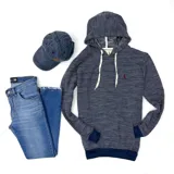 Canguro con capucha azul marino con textura rústica, cordones blancos y logo bordado rojo en el pecho. Tiene puños y cintura acanalados en azul oscuro.