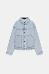 Cazadora de denim en color azul oscuro con costuras en contraste, cuello solapa, manga larga y cierre frontal con botones metálicos. Presenta dos bolsillos de plastrón en el delantero.