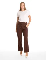 Pantalón de vestir color marrón, de corte wide leg y tiro alto. Presenta una cintura ancha con detalles de hebillas y botones decorativos en tono dorado, además de bolsillos laterales funcionales.