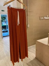 Pantalón de morley color ladrillo, de corte recto con bolsillos laterales.