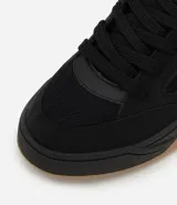 Championes de estilo urbano marca Viko, confeccionados en material sintético con diseño de recortes y perforaciones para mayor ventilación. Presentan puntera redonda, cierre mediante cordones y suela tipo bold en color caramelo.