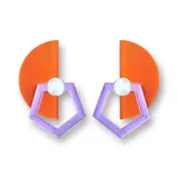 Par de aros colgantes con forma geométrica, compuestos por un semicírculo naranja y un pentágono lila con borde plateado.