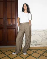 Pantalón cargo color beige con finas rayas verticales, confeccionado en lana.