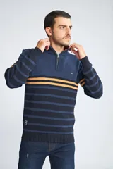Sweater de punto para hombre con diseño de rayas horizontales en tonos azul marino, azul y mostaza. Presenta cuello alto con medio cierre frontal, mangas largas con puños acanalados y logo bordado en el pecho.