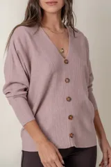 Cárdigan negro de punto con escote en V y cierre frontal con botones marrones.