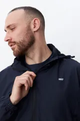 Campera negra con capucha y cierre frontal.