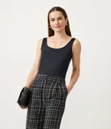 Musculosa negra básica de poliamida con escote en U y breteles anchos.