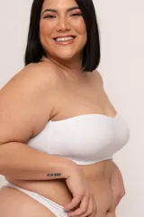 Soutien strapless blanco con aro y copa moldeada, confeccionado en lycra reforzada doble. Incluye breteles desmontables multifunción y broches reforzados en la espalda.