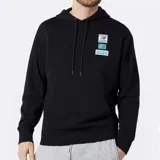 Canguro con capucha New Balance, color negro, con bolsillo frontal tipo canguro y cordones ajustables. Presenta un diseño gráfico con parches superpuestos en el pecho con el logo de la marca.