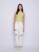 Top sin mangas color turquesa, de textura acanalada y brillante.