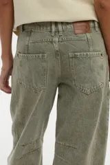 Jean verde militar de corte barrel con pinzas estructurales y diseño holgado.