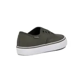 Zapatillas urbanas de lona color gris, sin cordones, con elástico en la lengüeta y suela blanca.