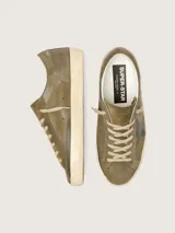 Zapatillas Golden Goose Super-Star de cuero vacuno en tono verde militar, con efecto envejecido, estrella lateral en cuero más oscuro y cordones de algodón en color crudo.