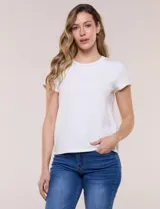 Remera básica de color blanco, de silueta recta y manga corta, con escote redondo adornado con un delicado detalle calado.