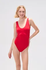 Body negro sin mangas de poliéster, al cuerpo y cuello redondo.