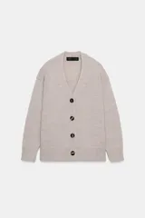 Chaqueta de punto color beige, confeccionada en 100% lana, con escote en pico, manga larga y cierre frontal con botones.