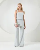 Conjunto de dos piezas compuesto por un top de escote recto con breteles anudados y un pantalón de corte recto y tiro alto, en color gris claro.