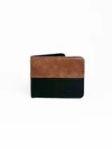Billetera de cuero marrón y negro con costuras reforzadas.