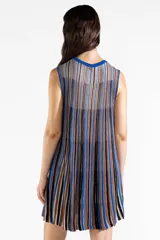 Vestido corto sin mangas de tejido plisado, con diseño de rayas verticales en tonos azul, marrón y beige, cuello redondo y calce suelto.