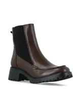 Bota de cuero color marrón oscuro, tipo chelsea, con paneles laterales elásticos negros, costuras en la puntera y suela track con taco ancho y estriado.
