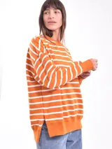 Buzo verde con rayas horizontales blancas, de corte holgado y cuello redondo.