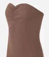 Vestido midi de ribana color marrón, sin breteles, con escote corazón fruncido y abertura en la parte trasera.