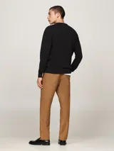 Sweater negro de punto texturizado de algodón, con cuello redondo, puños y bajo de punto canalé. Logo de Tommy Hilfiger bordado en el pecho.