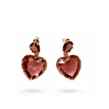 Caravanas colgantes con diseño de doble cristal, uno superior ovalado y uno inferior en forma de corazón, engarzados en metal dorado.