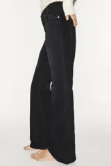 Jeans de tiro bajo y diseño bootcut, con efecto lavado, trabillas y cinco bolsillos clásicos. Cuenta con cierre frontal de cremallera y botón metálico.