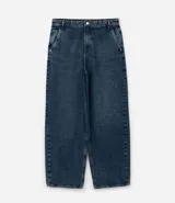 Pantalón baggy de jean azul, con bolsillos delanteros tipo cuchillo y bolsillos traseros.