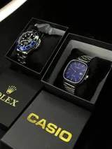 Set de dos relojes de pulsera con caja y malla de acero inoxidable. Incluye un reloj estilo diver con bisel azul y un reloj de esfera cuadrada azul con movimiento de cuarzo.