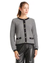Cardigan de punto con textura tipo tweed, color marrón y beige, con cuello redondo, cierre frontal con botones metálicos y bolsillos decorativos con ribetes a contraste.