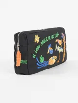 Estuche rectangular negro con cierre superior y borla naranja en el cierre. Presenta bordados multicolores con motivos de aves, flores y texto.