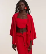 Kimono alargado de viscosa y lino color rojo, con abertura delantera total, mangas largas y detalle de cuerdas dobles colgantes.